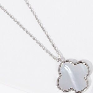 BEAUTIFUL WHITE GOLD QUATREFOIL MOTHER OF PEARL NECKLACE